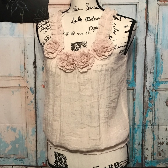 Papaya Tops - PAPAYA top with flower neckline🦋🦋